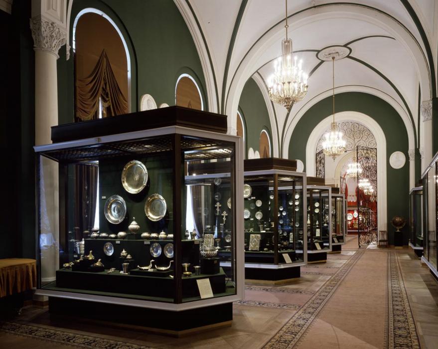 Inneres der Kreml-Rüstkammer in Moskau mit kaiserlichen Schätzen