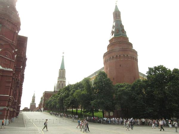 Row das Lenin-Mausoleum zu besuchen