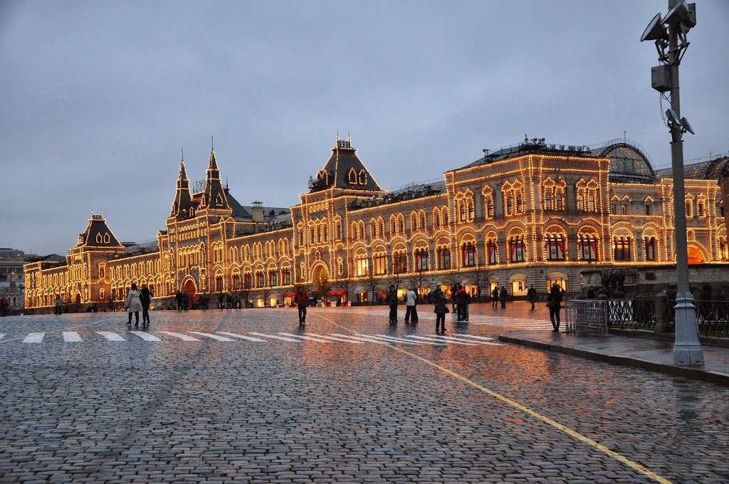 GUM und historisches Stadtzentrum von Moskau, Manezhplatz
