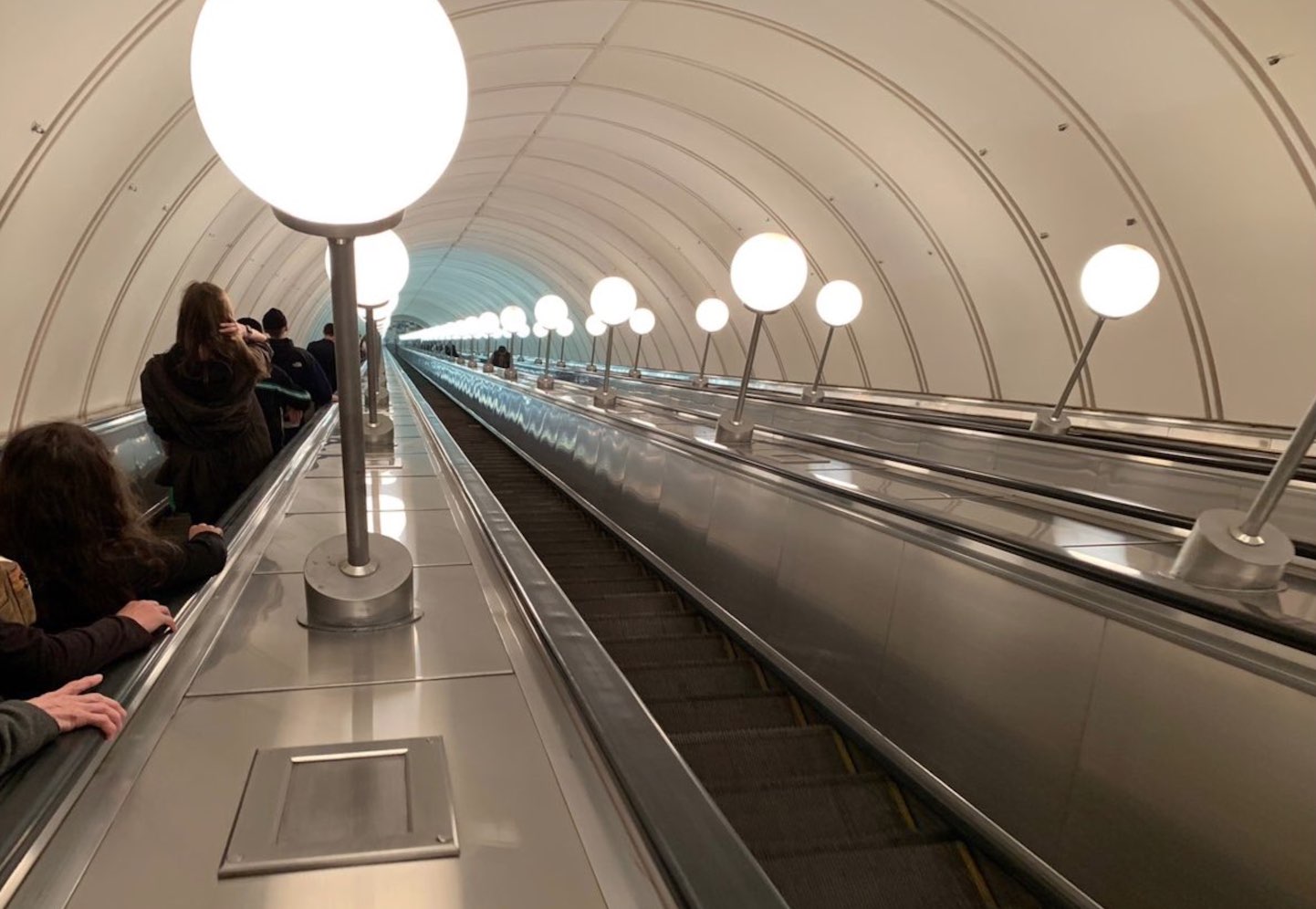 Bajando escaleras Metro de Moscu 3
