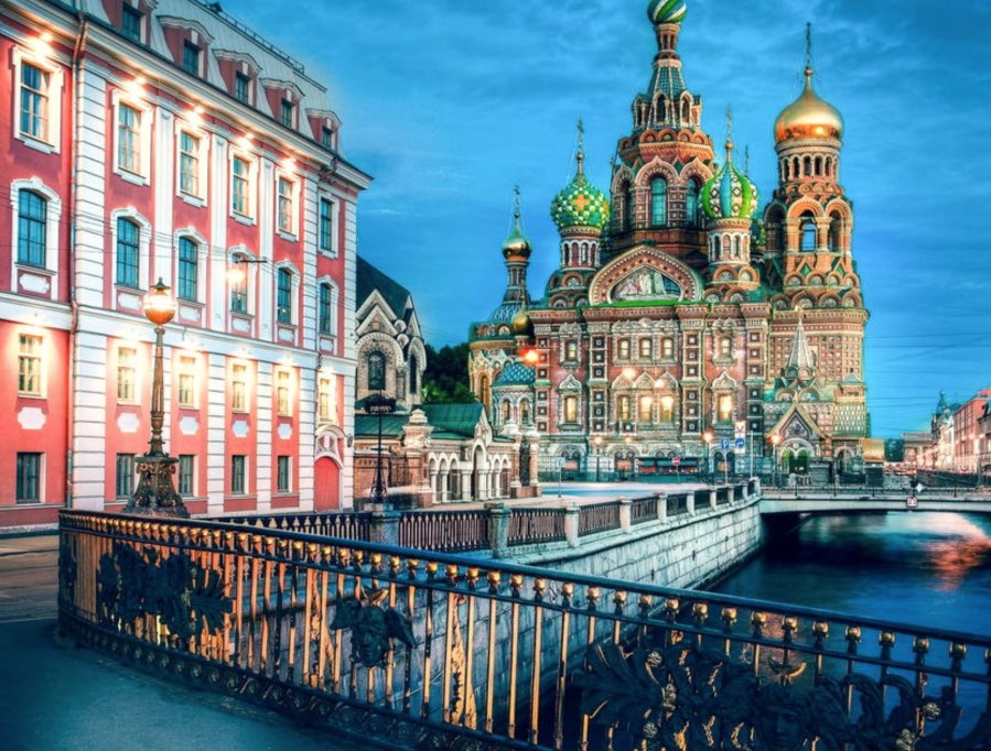 Erlöserkirche auf dem Blut vom Gribojedow-Kanal aus gesehen