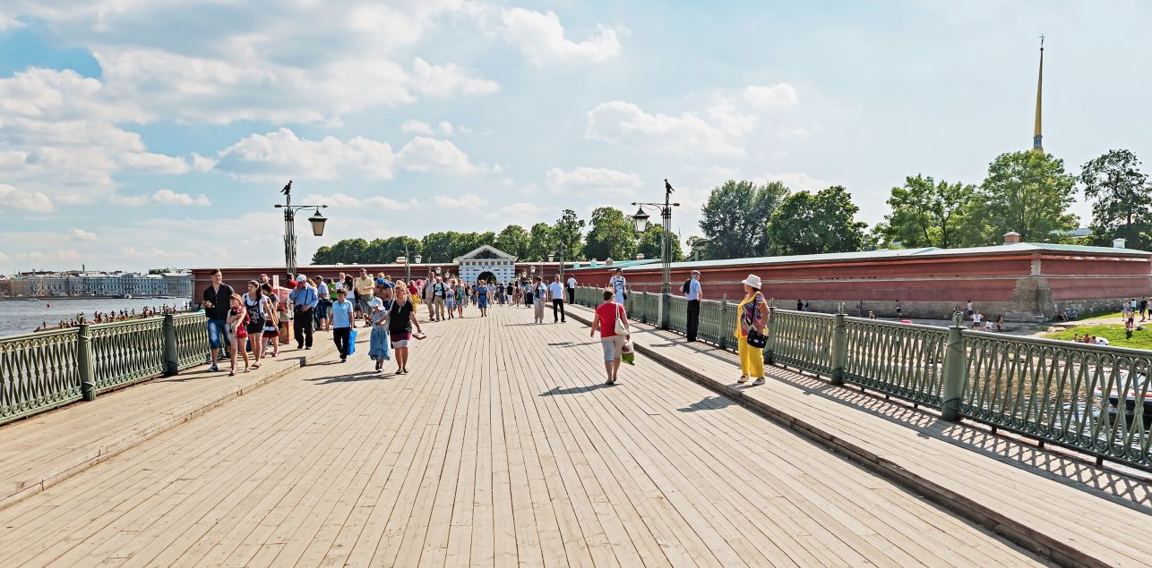 Ioannowski-Brücke, Hauptzugang zur Peter-und-Paul-Festung