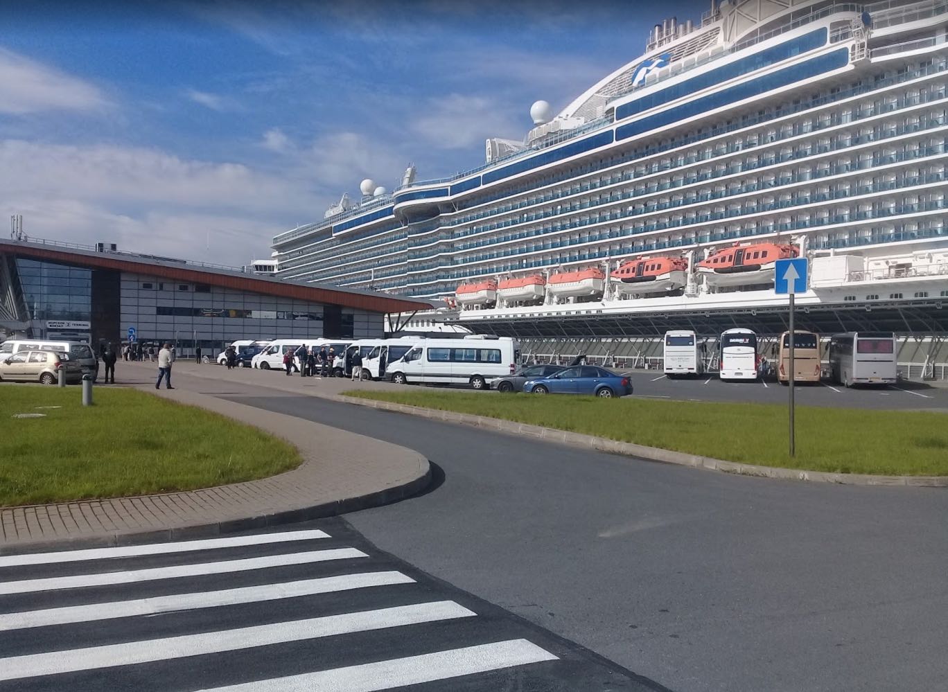 Autobuses de excursiones guiadas esperando a pasajeros de cruceros en San Petersburgo