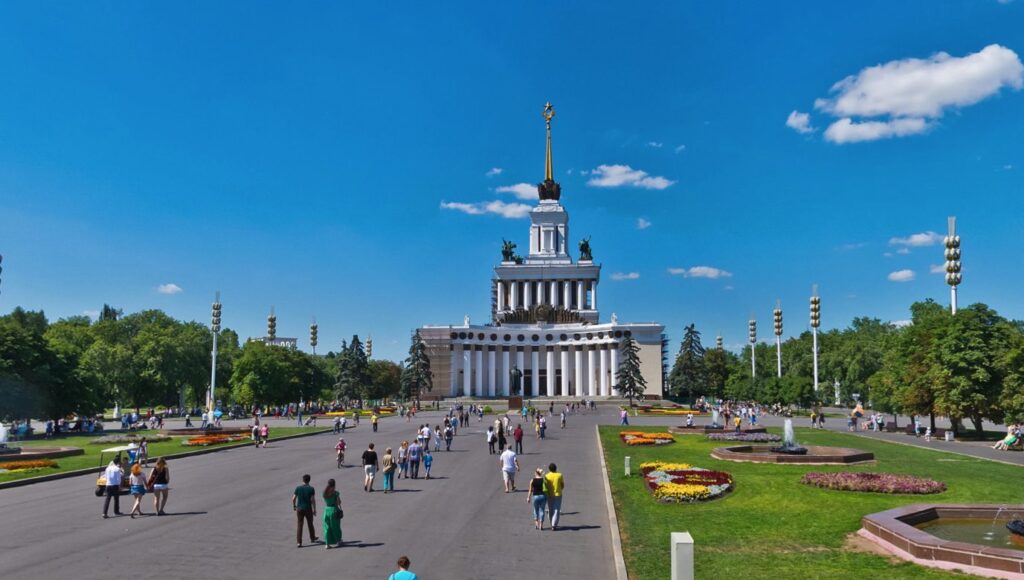Casa de los Pueblos de Rusia y monumento a Lenin en VDNH