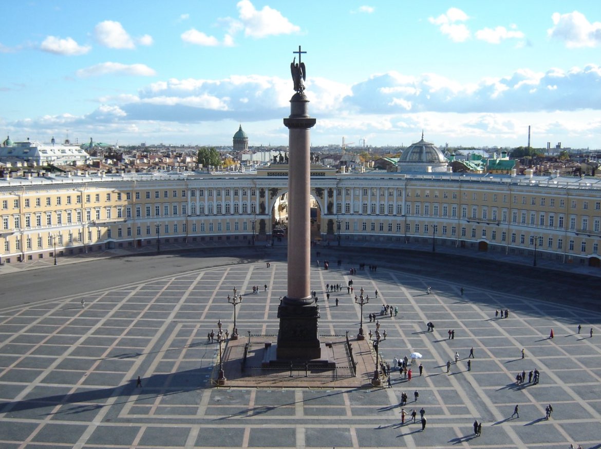 Colonne Alexandre sur la place du palais de Saint-Pétersbourg