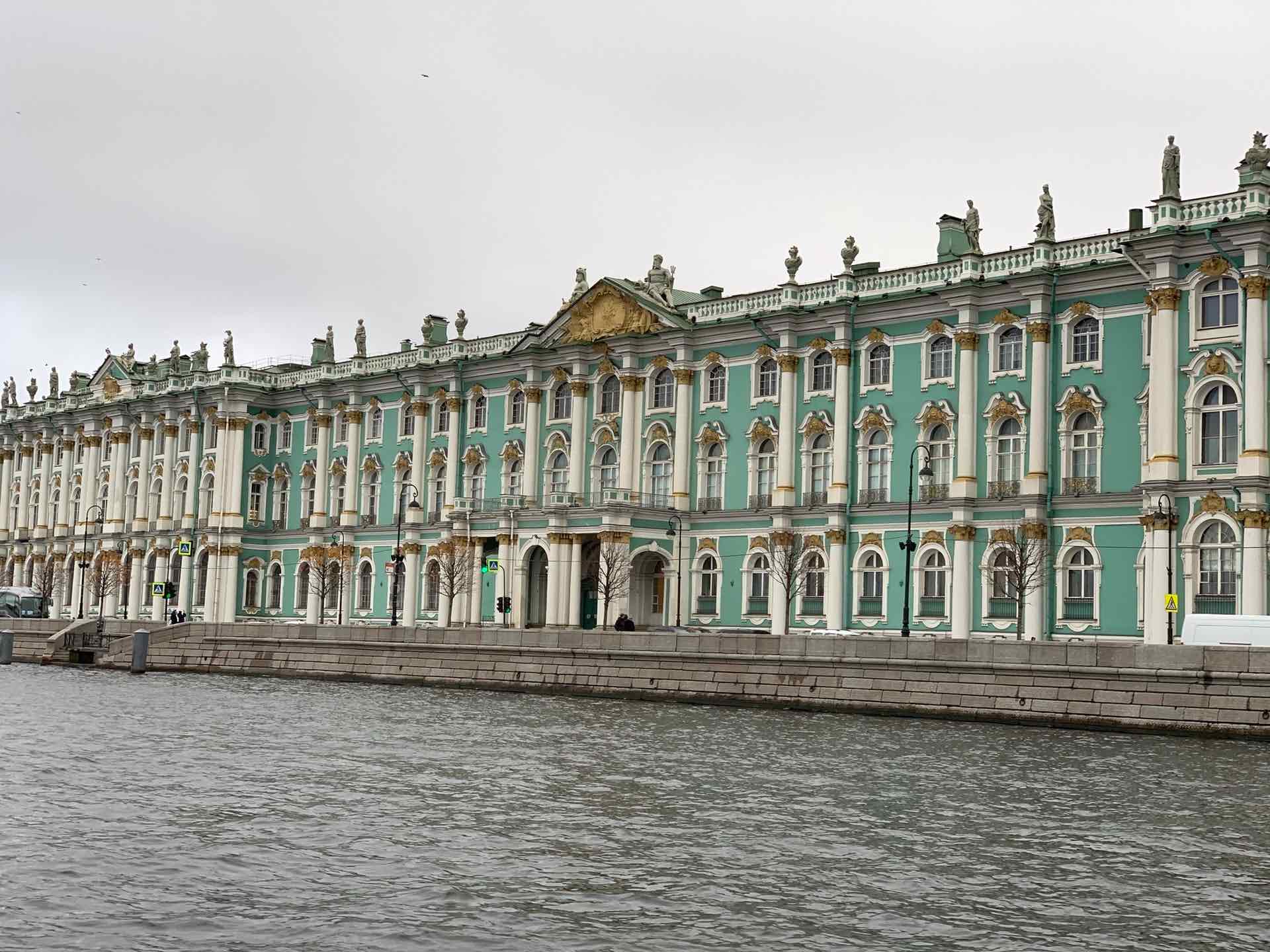 Facciata del museo dell'Ermitage sul fiume Neva