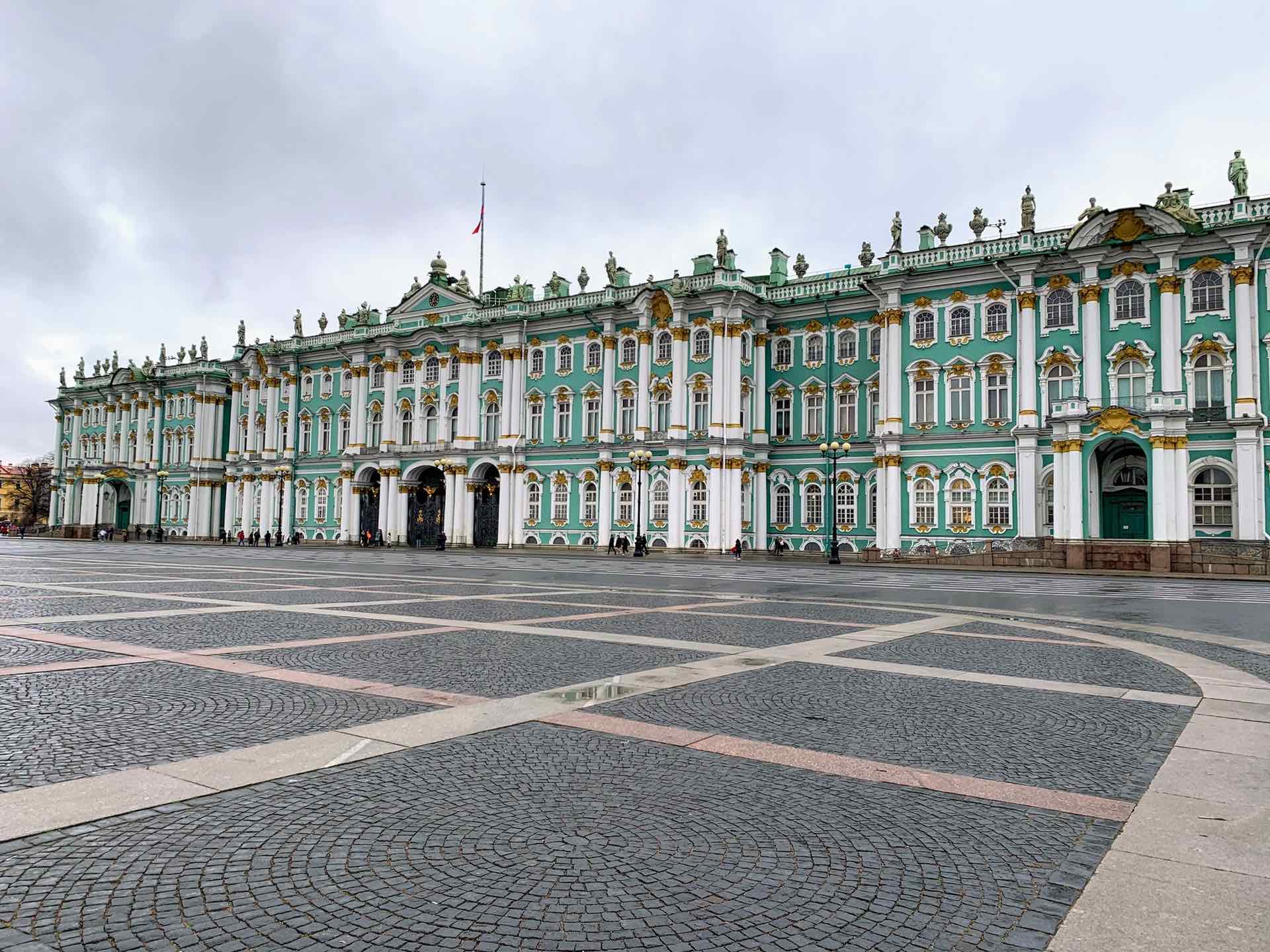 Palais d'hiver sur la place du palais de Saint-Pétersbourg