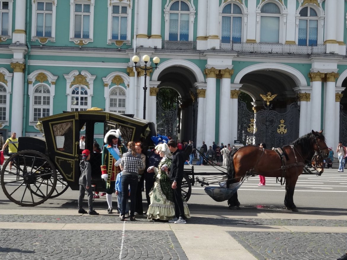 Trajes de epoca y carruaje con caballos en el Hermitage