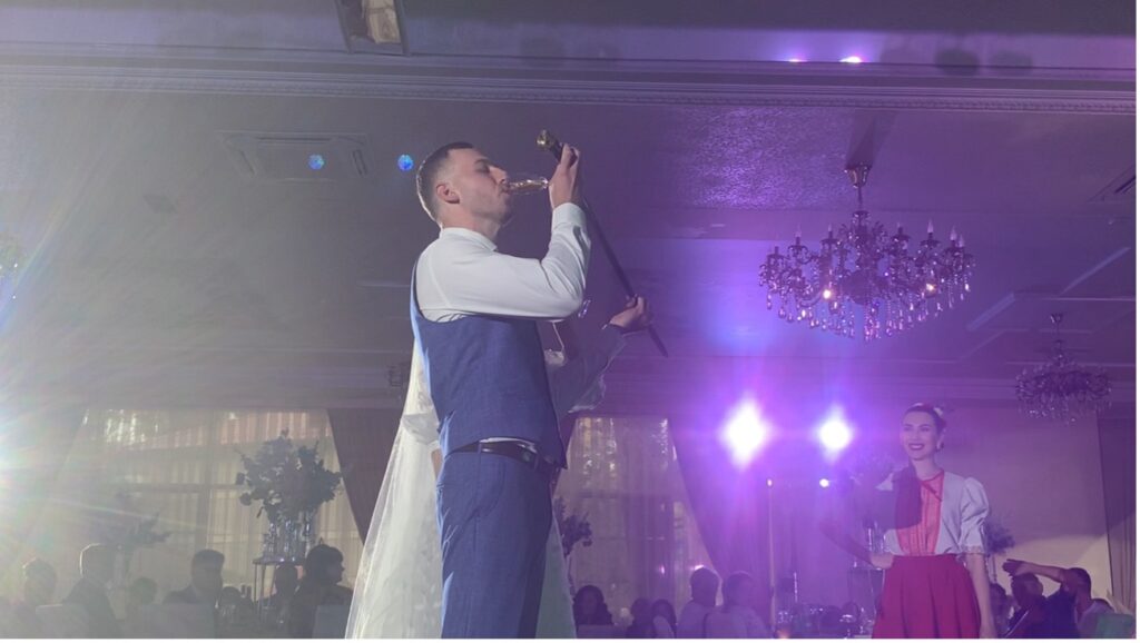 Brindis con el sable cosaco en una boda rusa