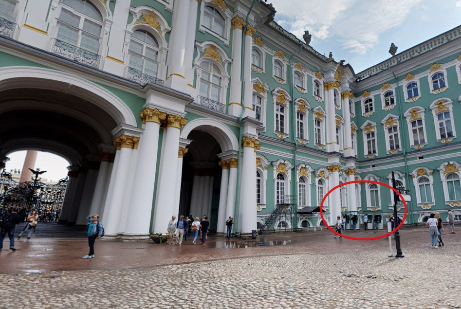 Tickets an Automaten mit Rubel kaufen in der Eremitage in Sankt Petersburg - Ansicht 1