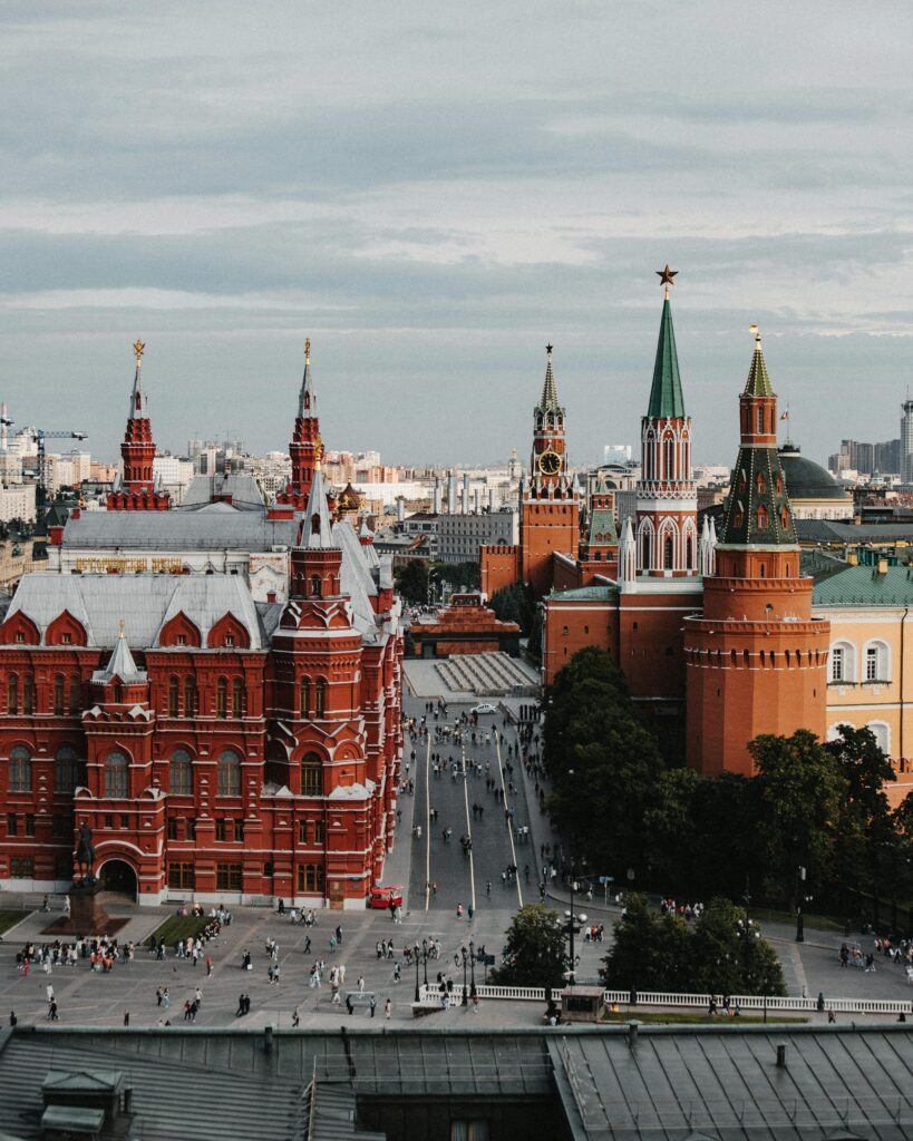 Blick auf den Roten Platz in Moskau mit den Kreml-Türmen