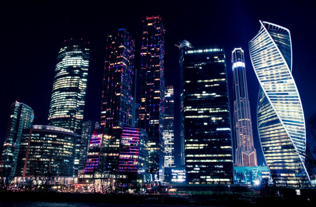 Rascacielos de Moscow City iluminados de noche