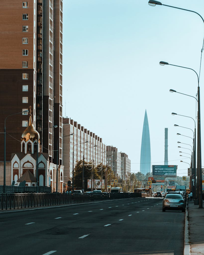 Paesaggio urbano di San Pietroburgo con il Lakhta Center e l’architettura classica.