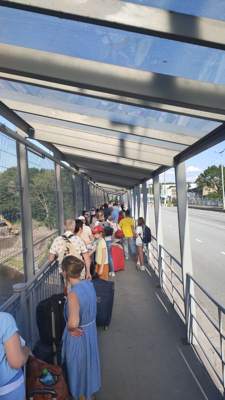 File de piétons au poste-frontière de Narva vers Ivangorod