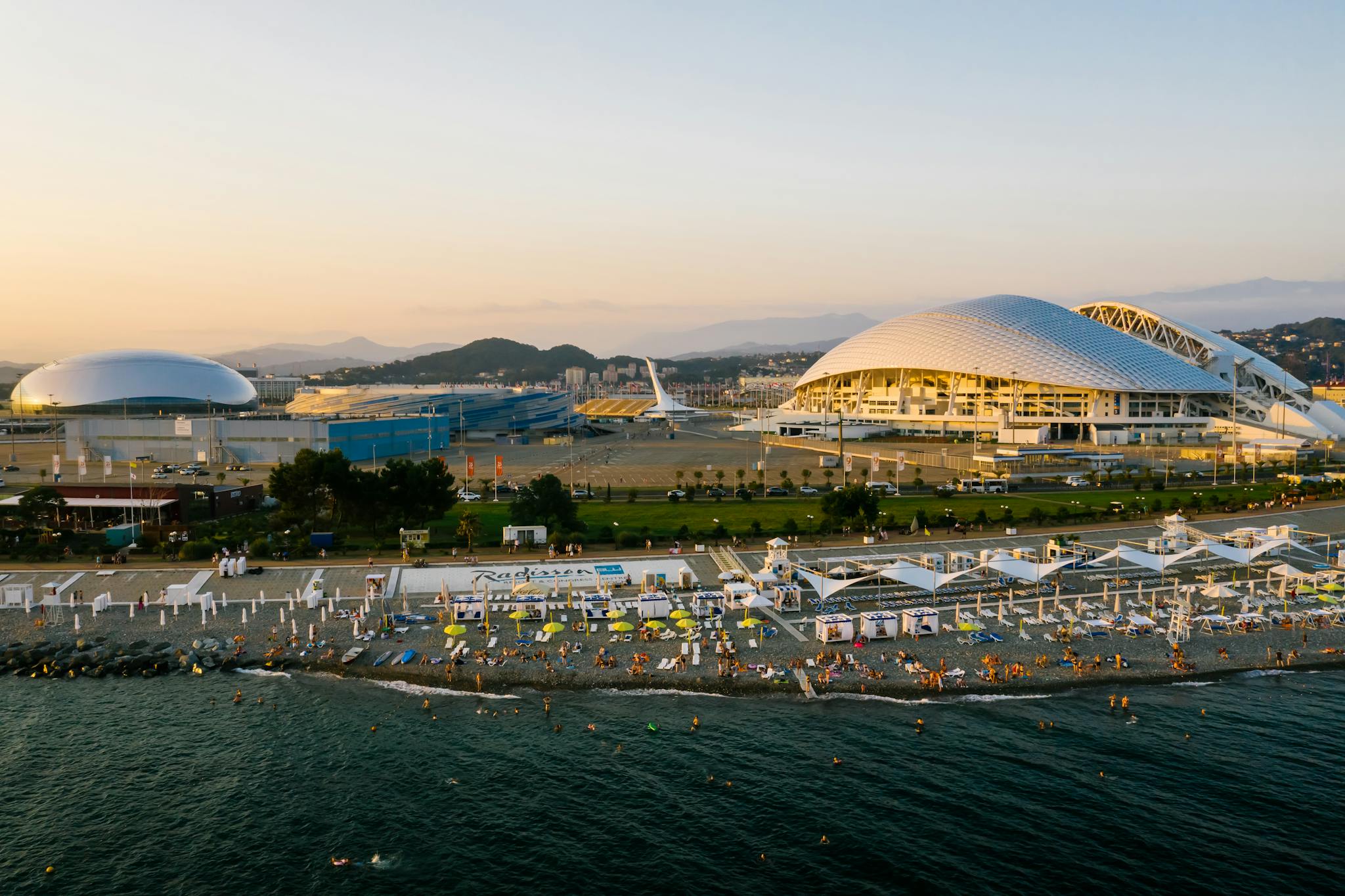 Parque Olímpico de Sochi y la playa vistos desde el aire