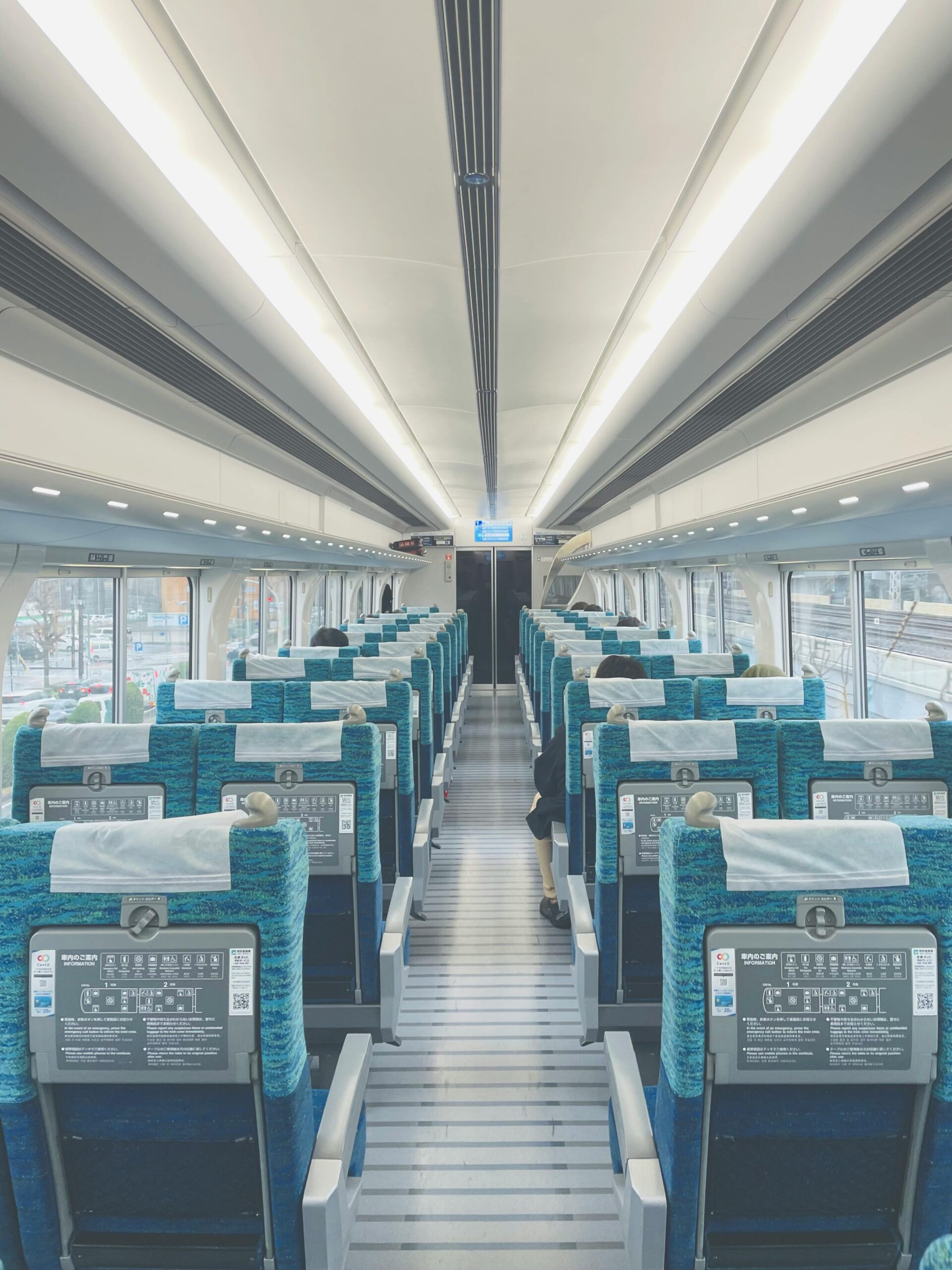Interno moderno di un treno ad alta velocità con sedili blu in file