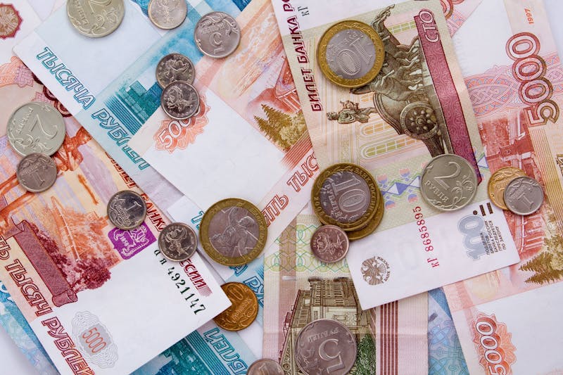 Billetes y monedas de rublos rusos