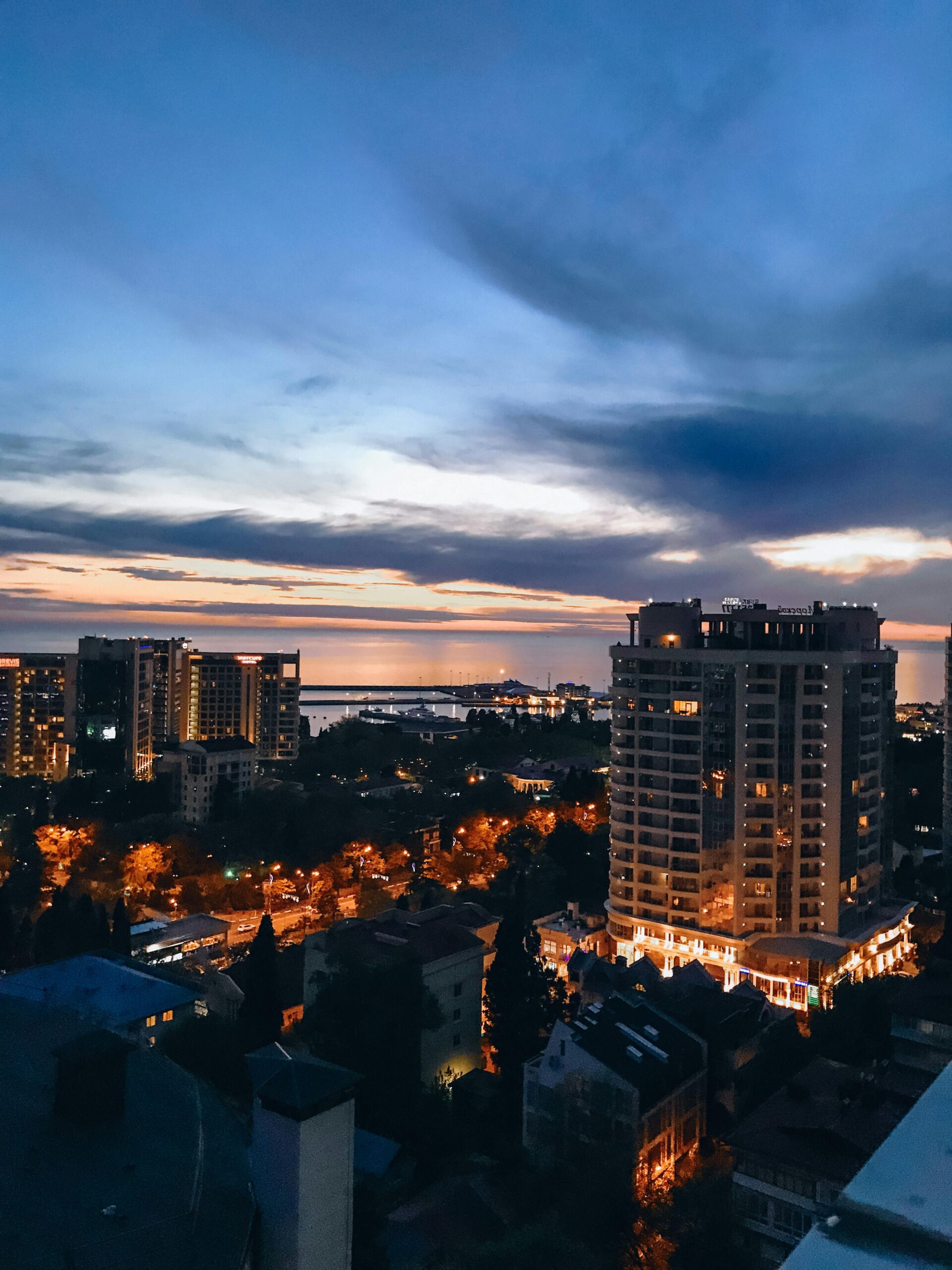 Panorama Soczi o zachodzie słońca z widokiem na wybrzeże Morza Czarnego