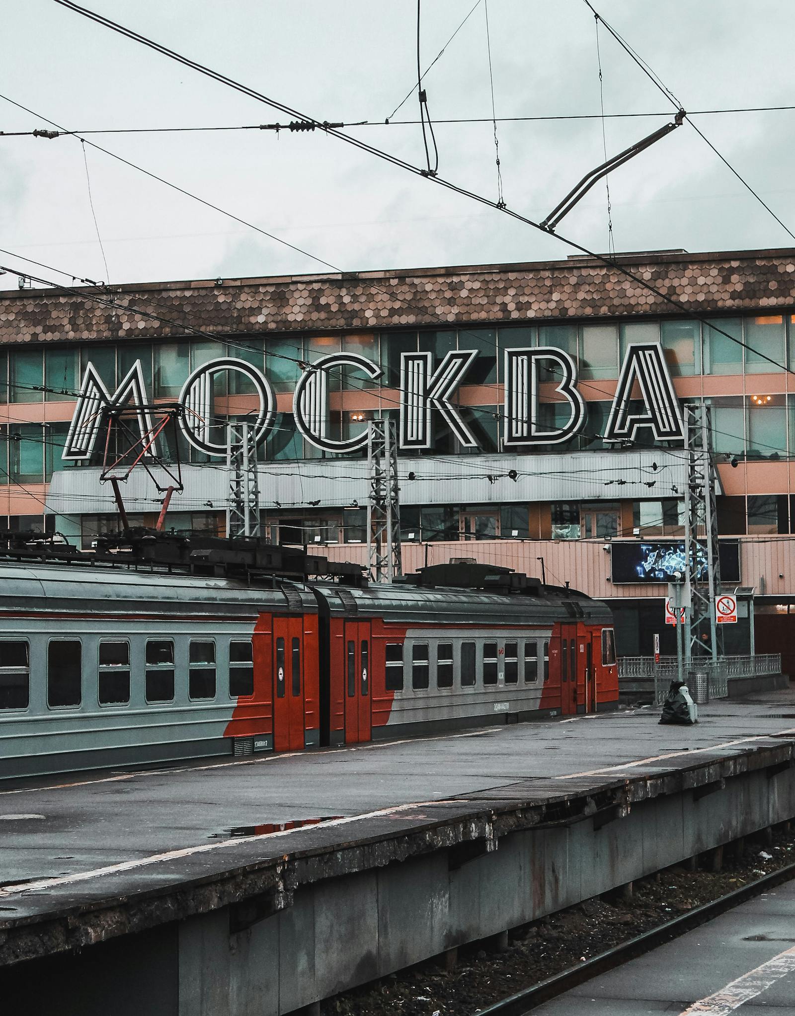 Zug fährt aus einem historischen Bahnhof in Moskau aus