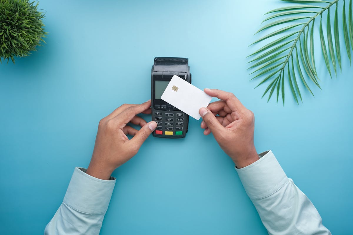 Pago sin contacto con tarjeta de crédito en un datáfono