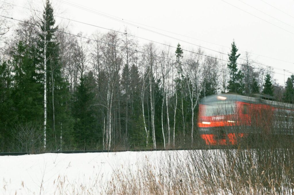Tren ruso atravesando un bosque nevado