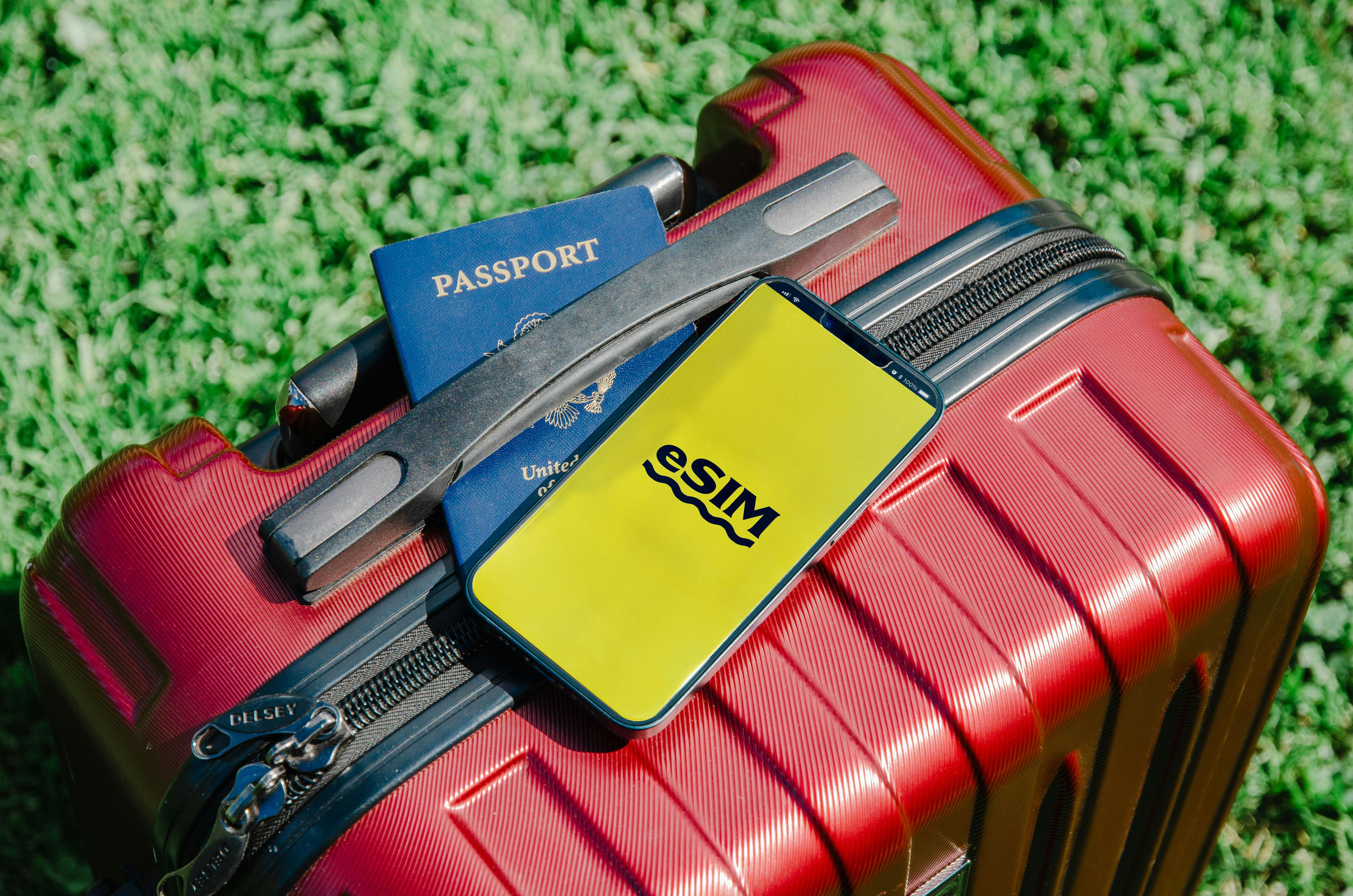 Handy, Reisepass und Koffer bereit für die russische Grenzkontrolle