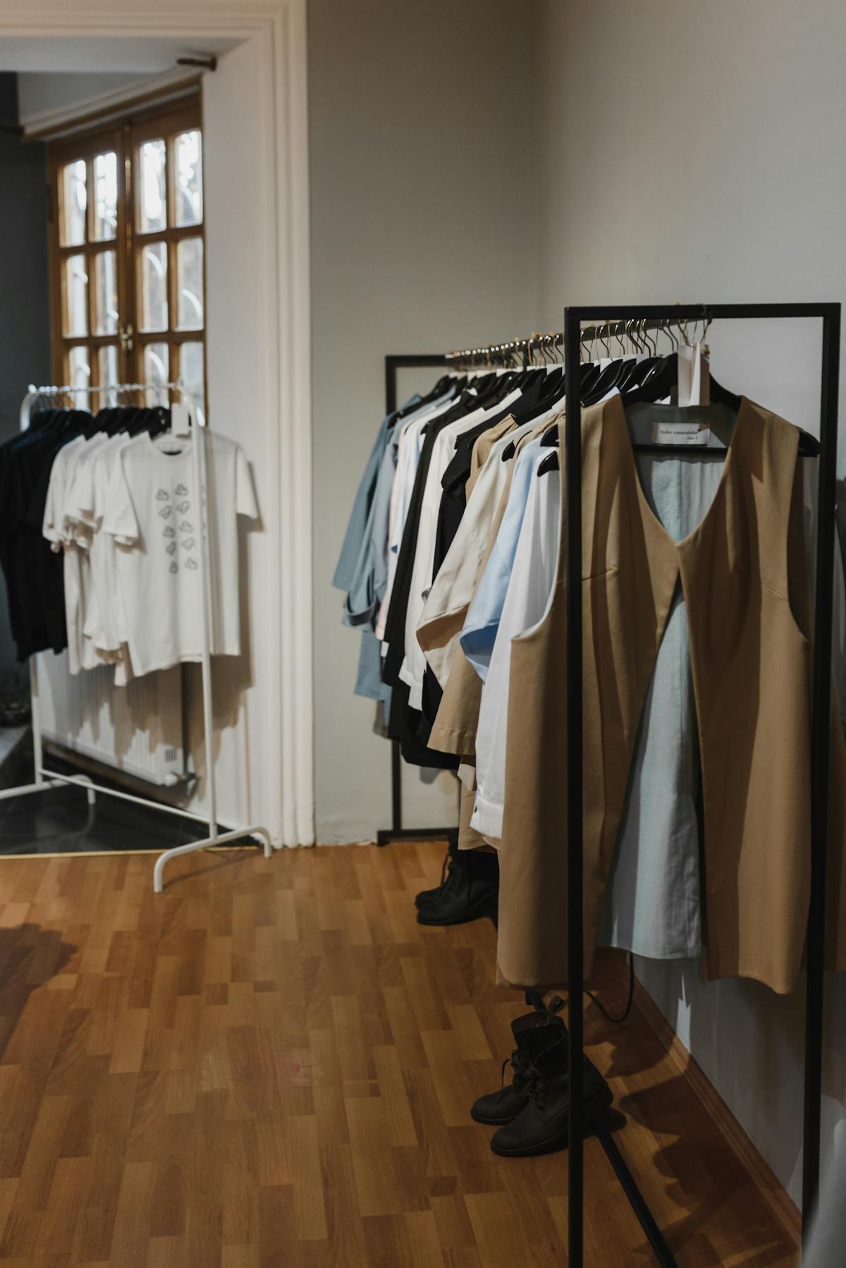 Interior de una tienda de ropa con percheros