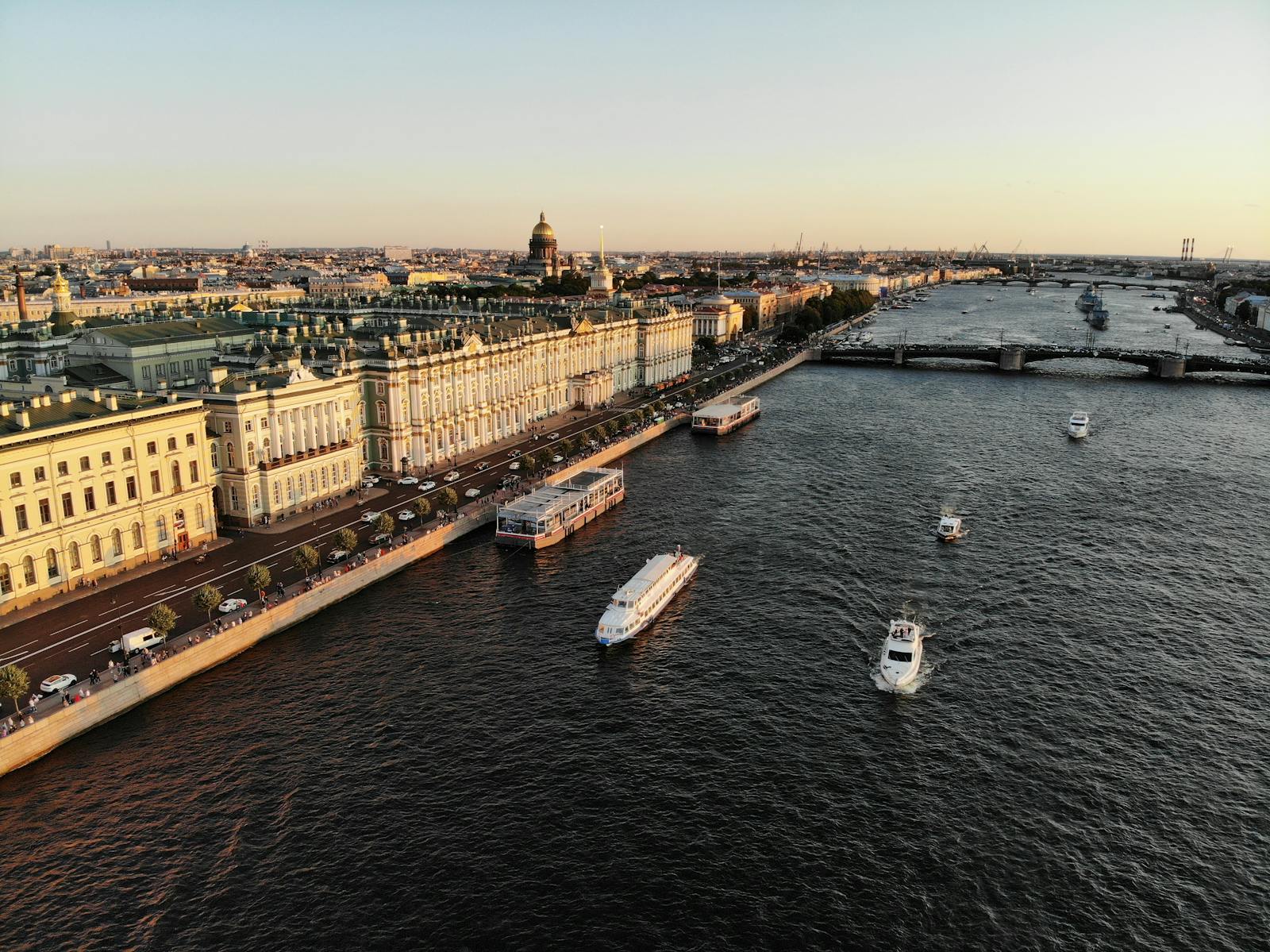 Vista del río Neva y los edificios históricos del paseo fluvial de San Petersburgo al atardecer.