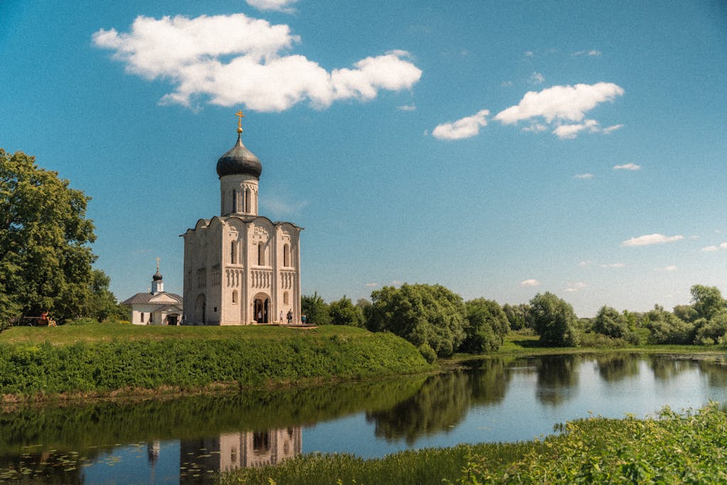 Malerischer Blick auf eine orthodoxe Kirche, die sich in einem ruhigen Fluss in Wladimir spiegelt