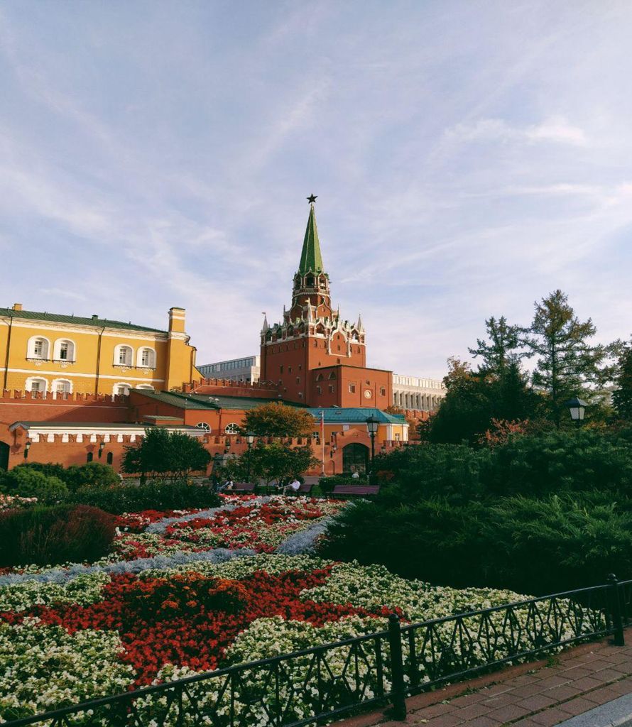 Blick auf den Troizkaja-Turm des Kreml mit Gärten im Vordergrund