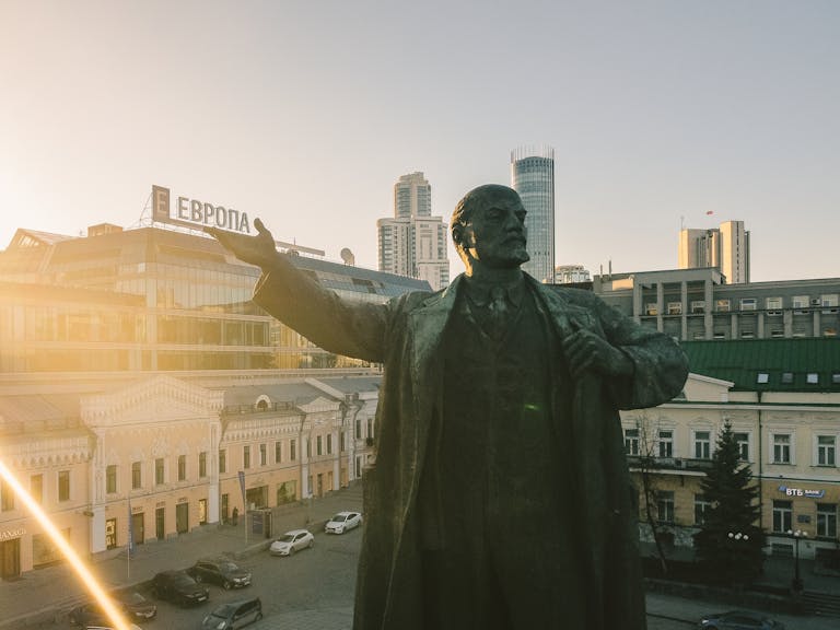 La statua di Lenin davanti al centro di Ekaterinburg