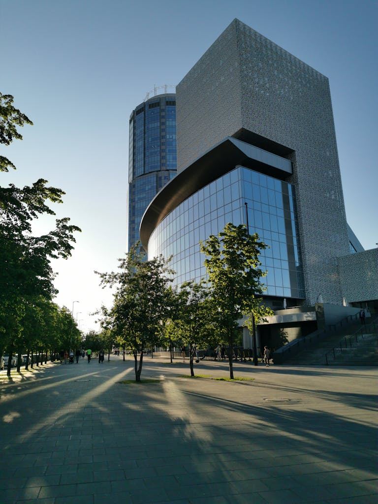 Beeindruckender Blick auf das Jelzin-Zentrum in Jekaterinburg bei Tag mit moderner Architektur