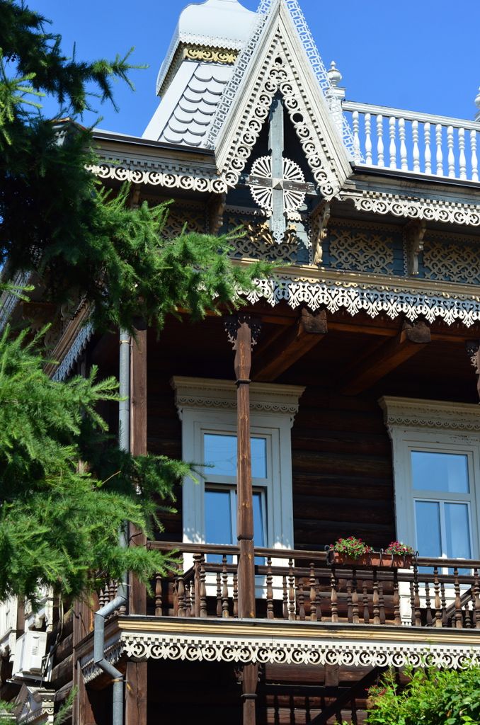 Detailansicht der traditionellen Holzarchitektur mit verzierten Balkonen in Irkutsk, Russland