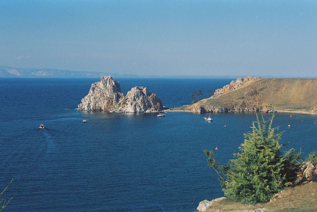 Beeindruckende Landschaft des Baikalsees mit Felsformationen und blauem Wasser