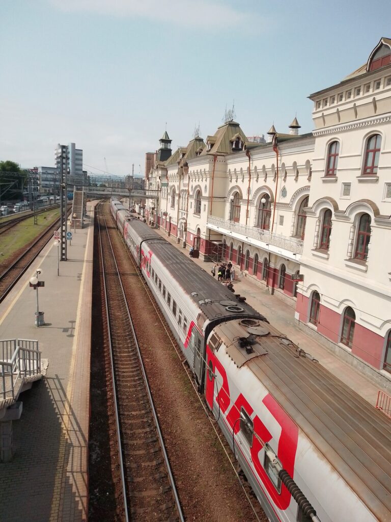 Bahnhof Wladiwostok mit einem RZD-Zug am Bahnsteig