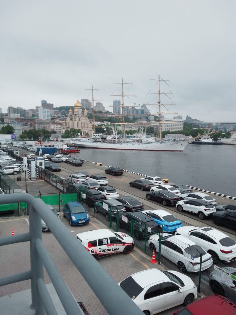 Hafen von Wladiwostok mit dem Segelschiff Pallada am Kai