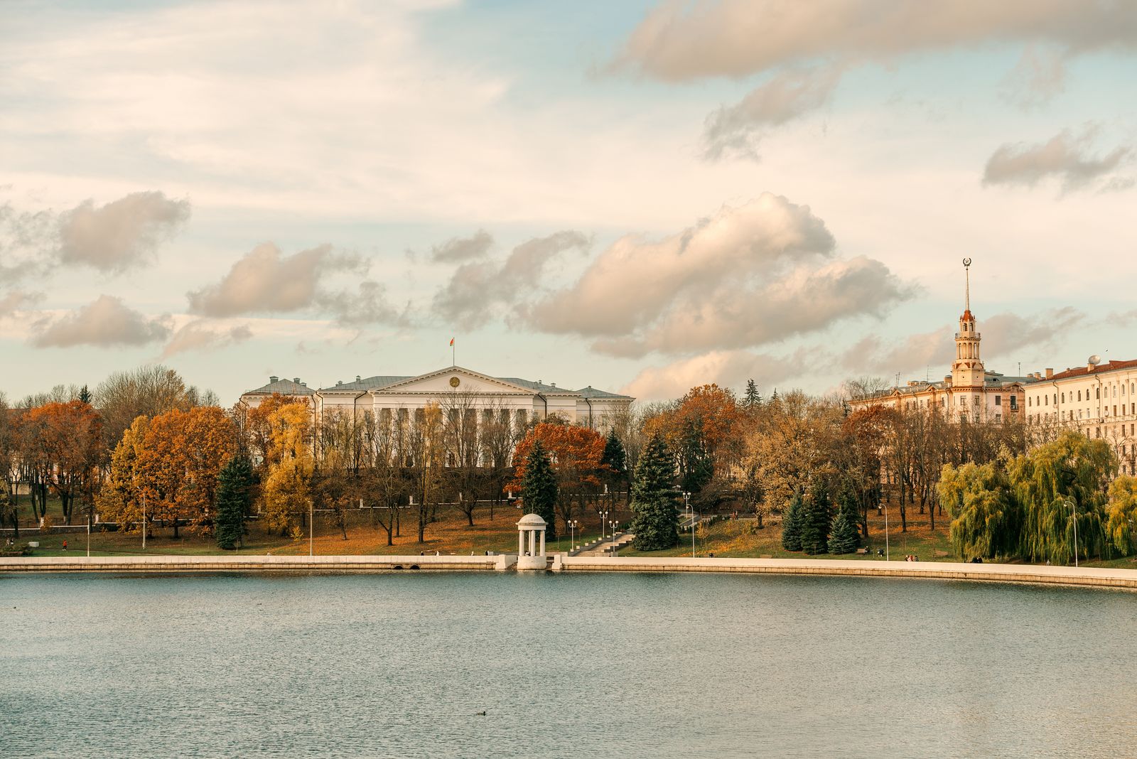 Widok na rzekę Świsłocz i panoramę Mińska na Białorusi
