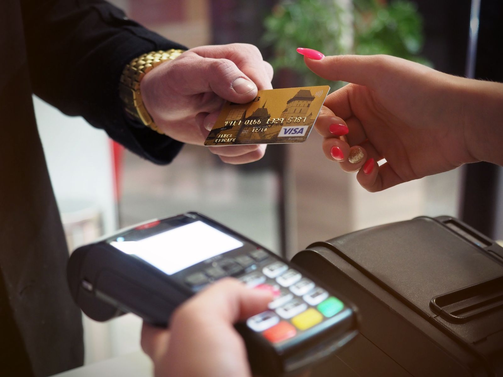 Terminal de pago procesando una tarjeta bancaria