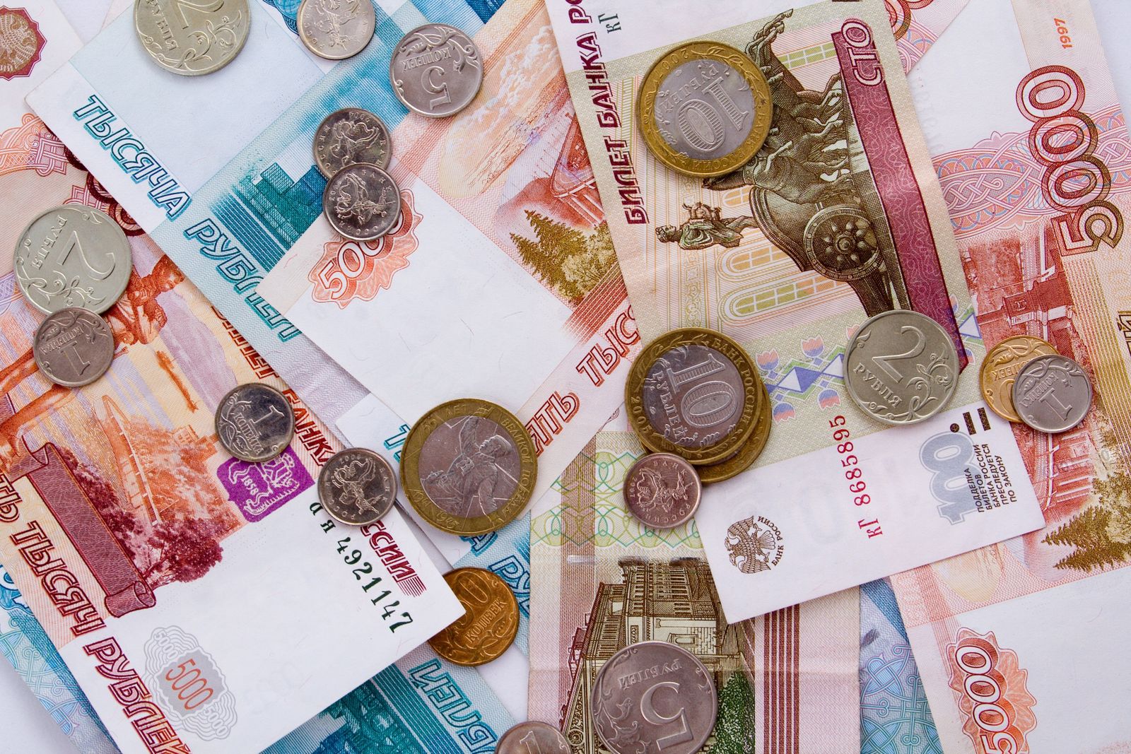 Russische Rubel-Banknoten und Münzen
