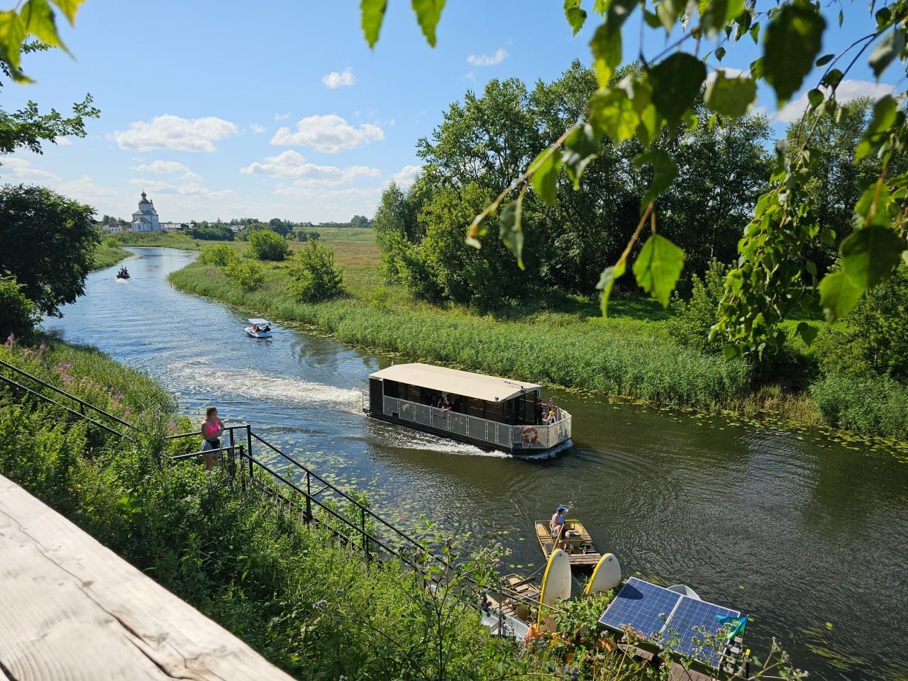 Río en Súzdal en verano con una barca