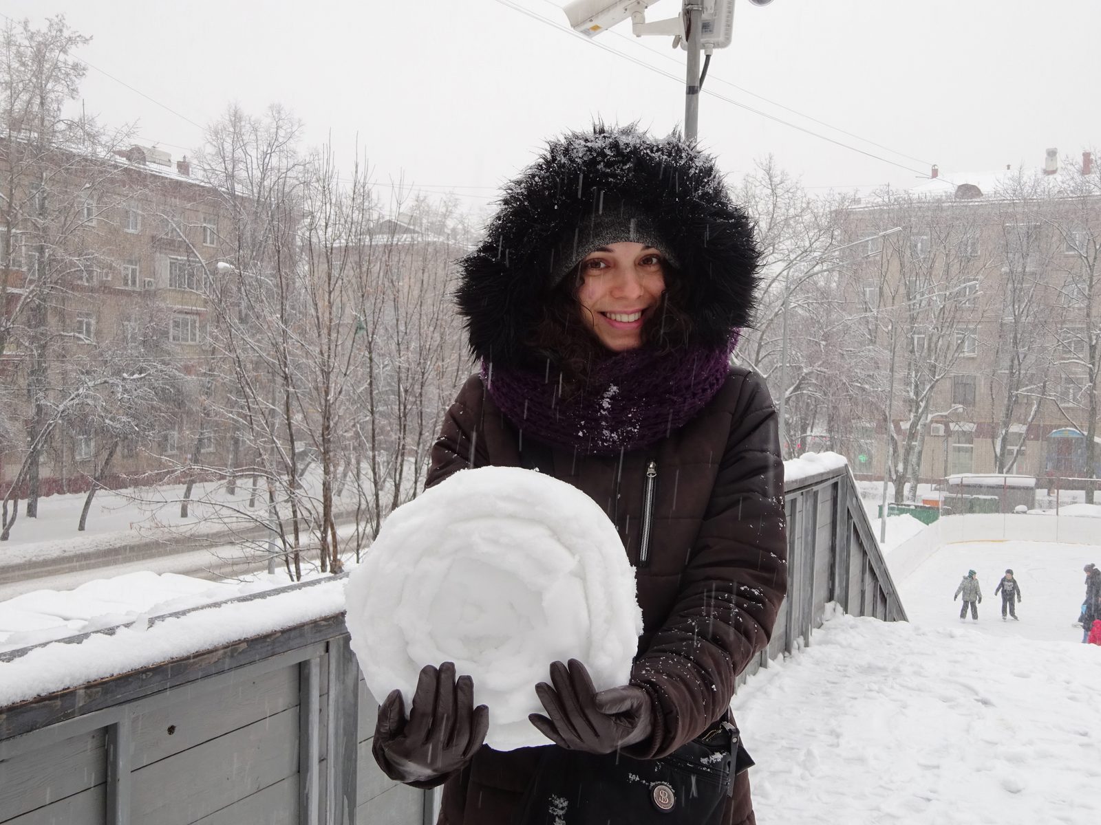 Laura Moa sosteniendo una bola de nieve en una calle nevada de Moscú