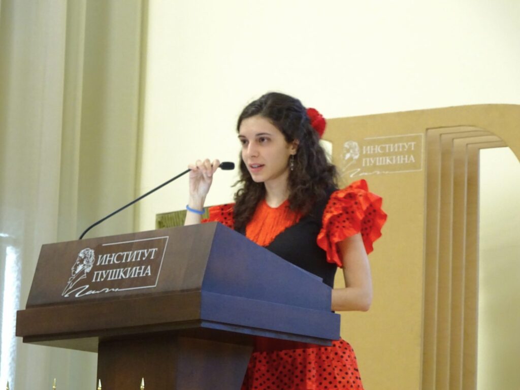 Laura Moa hablando en un atril del Instituto Pushkin de Moscú