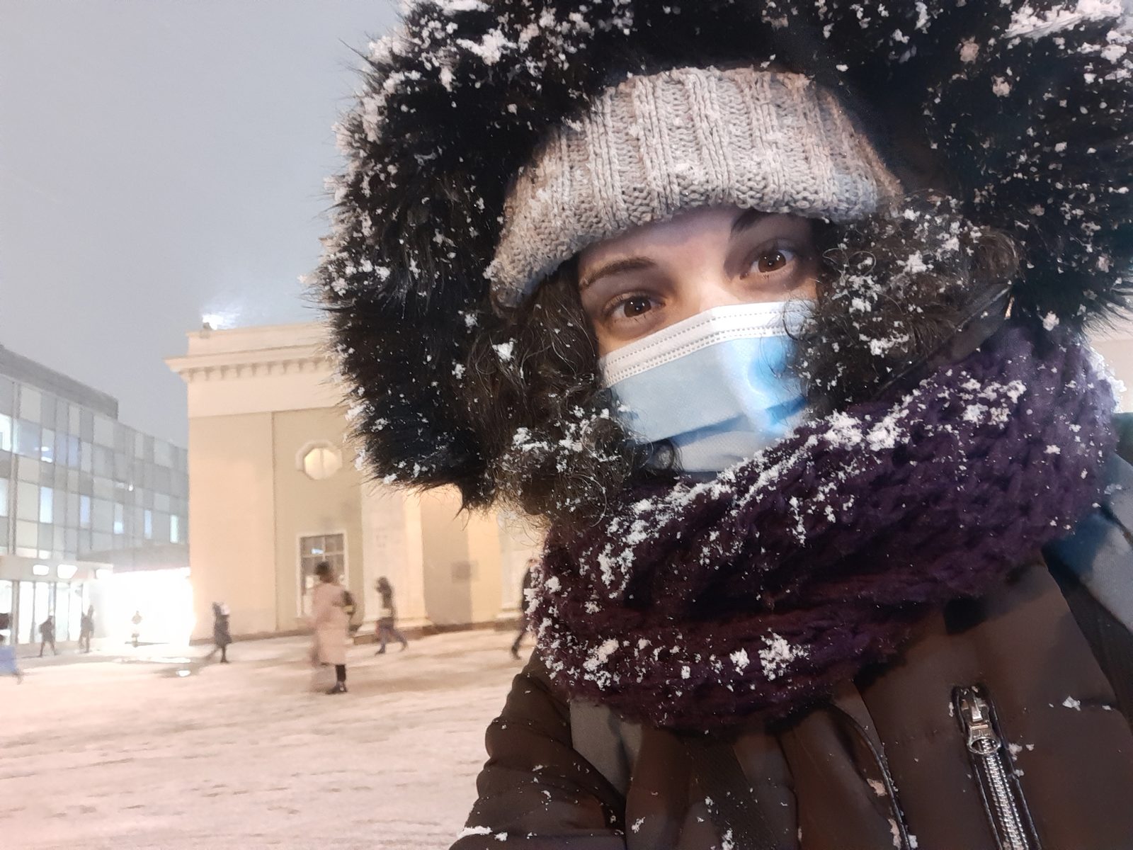 Laura Moa abrigada y con mascarilla bajo la nieve en San Petersburgo