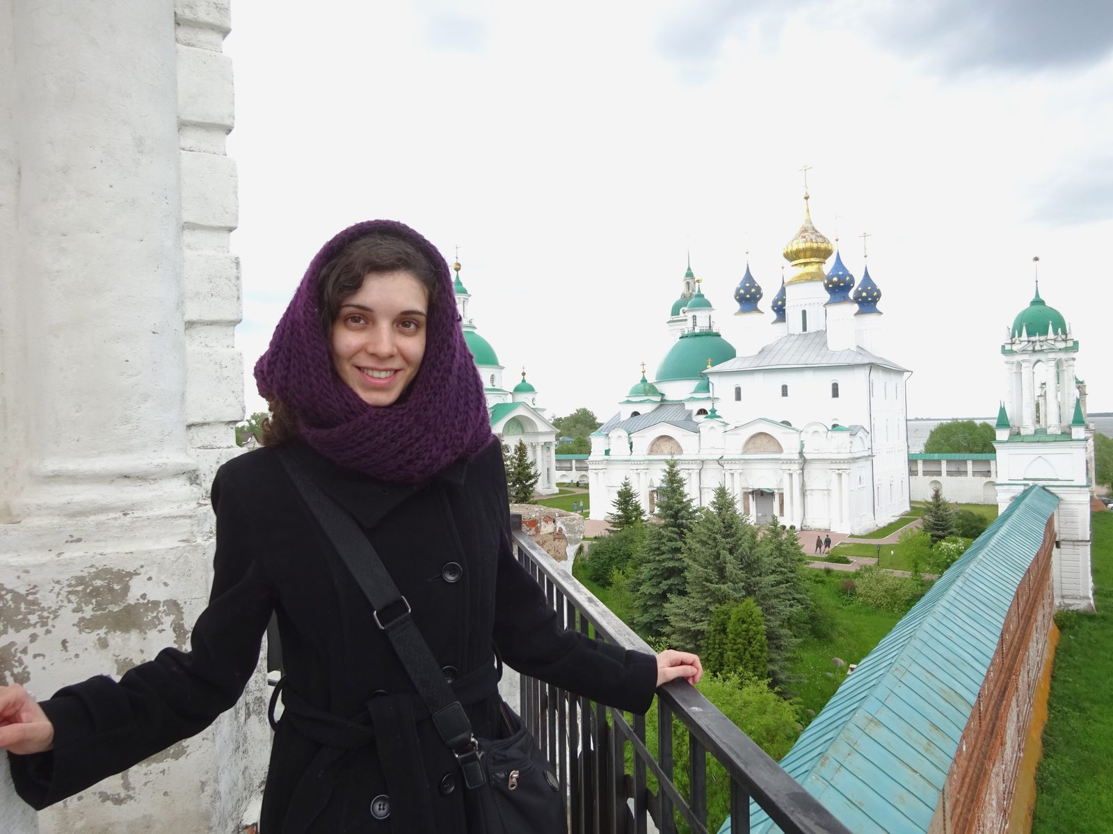 Laura Moa ante un monasterio ruso de muros blancos y cúpulas verdes y doradas