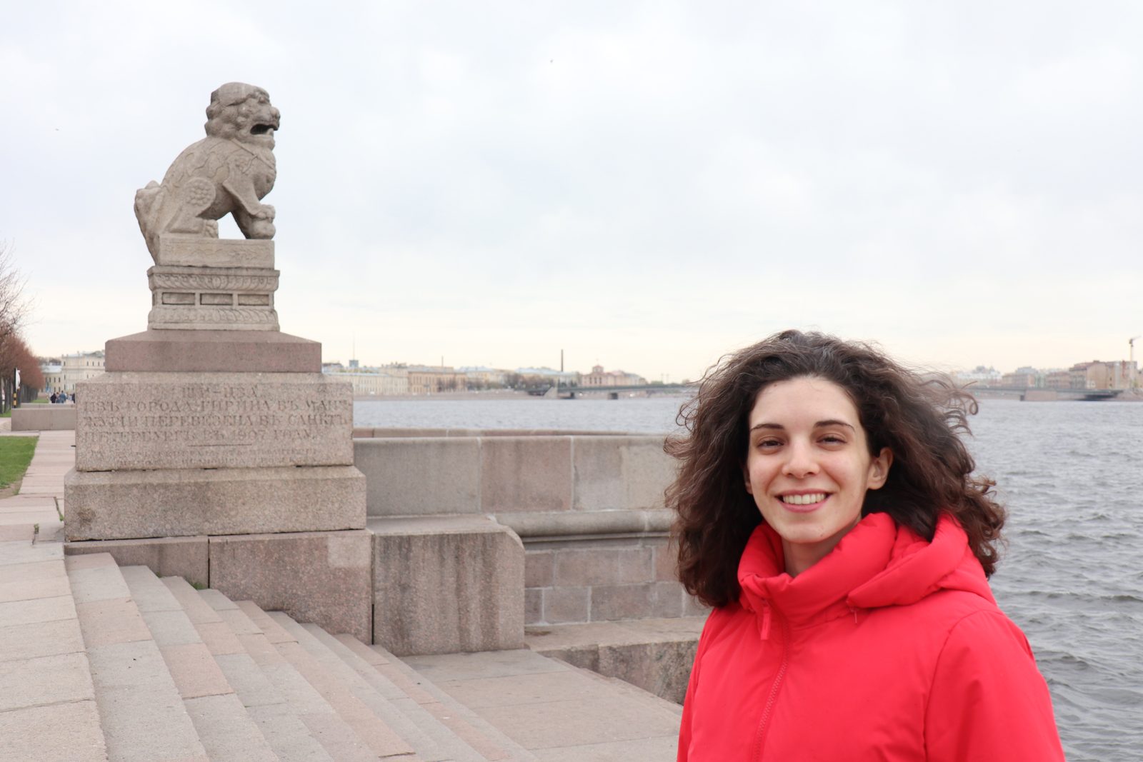 Laura Moa junto al Neva en San Petersburgo, con un león de piedra al fondo