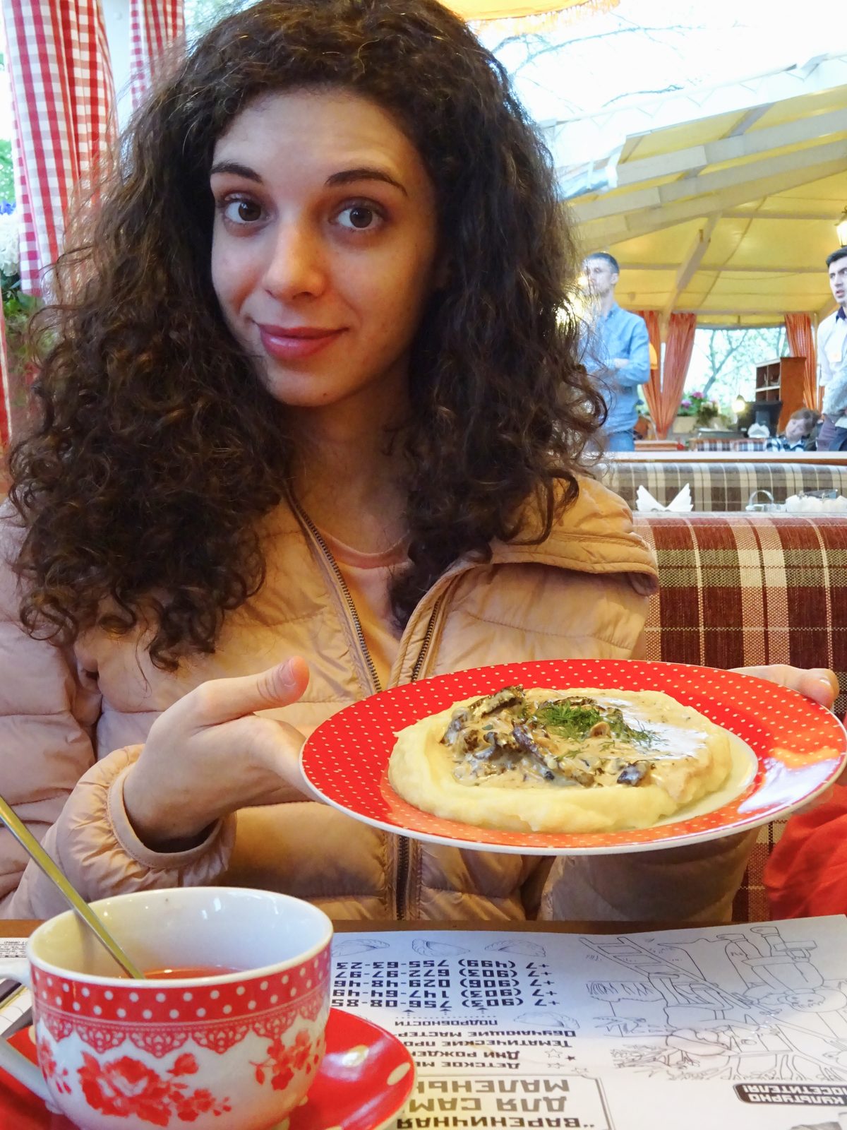 Laura Moa en una varénichnaya rusa con un plato de vareniki