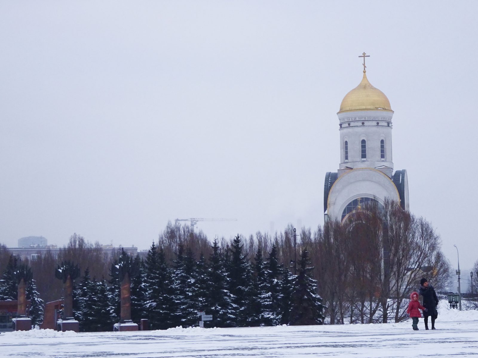 Iglesia rusa de cúpula dorada en Moscú un día de invierno