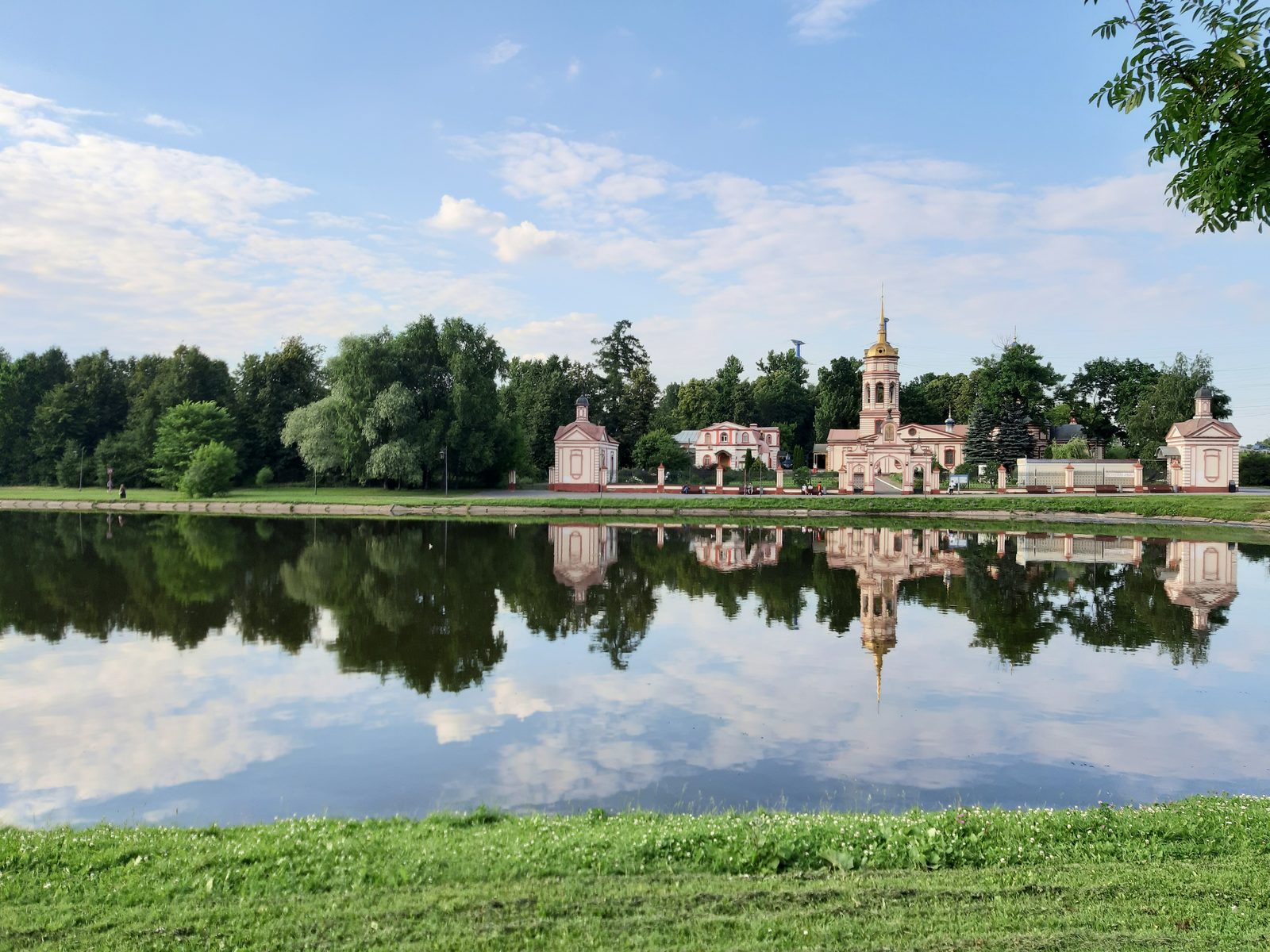 Palacio ruso reflejado en un estanque en verano