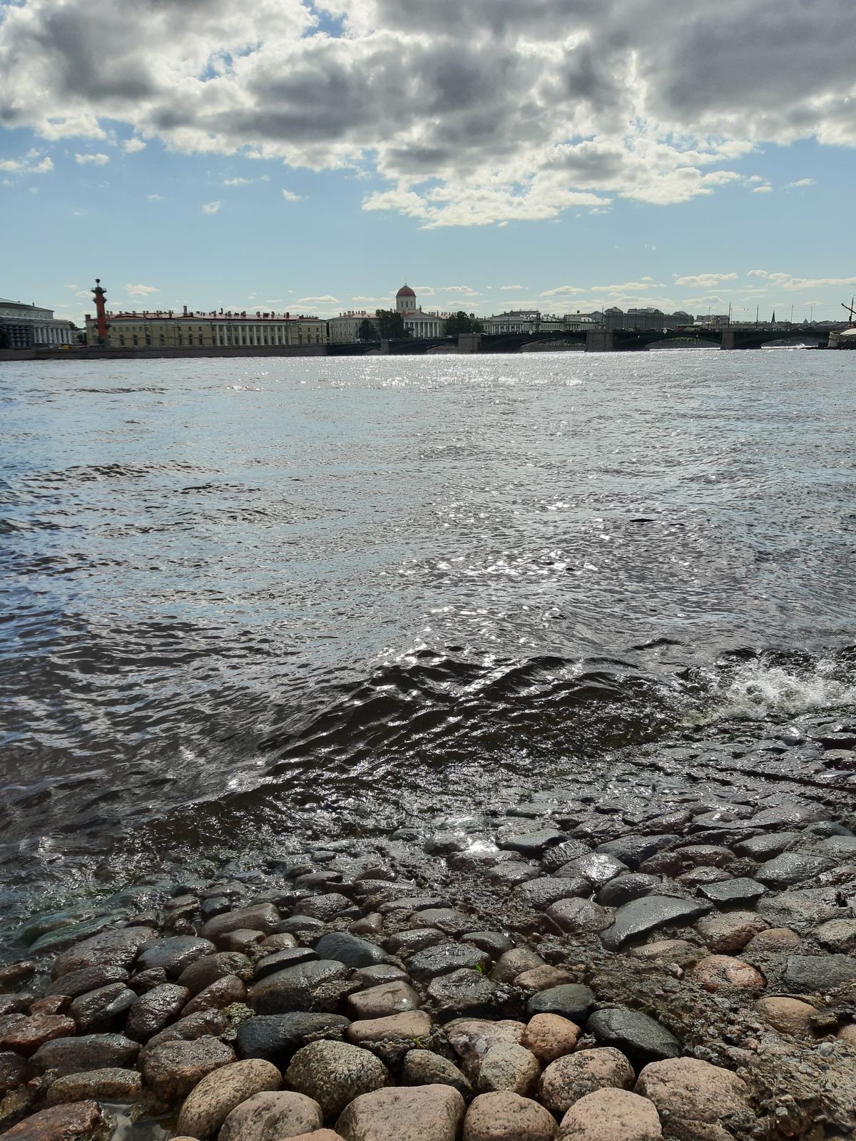 Orilla de guijarros del río Neva en San Petersburgo en verano