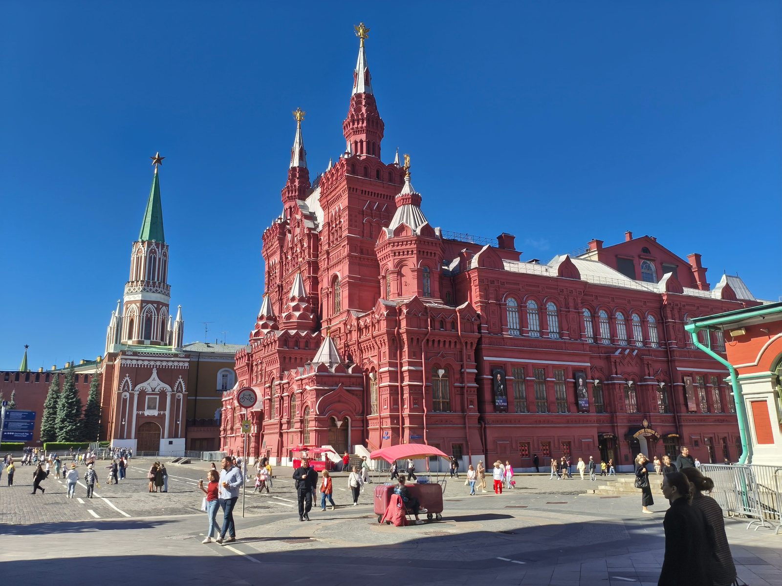 El Museo Histórico Estatal de ladrillo rojo y la torre Nikólskaya en la Plaza Roja